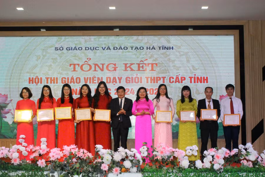 Các giáo viên đạt giải Nhất tại Hội thi GV dạy giỏi THPT cấp tỉnh năm học 2024-2025.