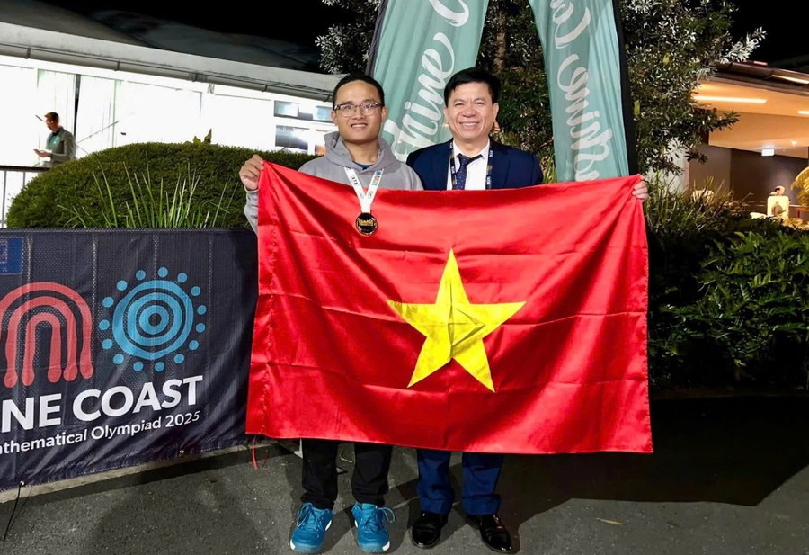 Trần Minh Hoàng và thầy Hoàng Bá Hùng – Hiệu trưởng Trường THPT chuyên Hà Tĩnh – người trực tiếp tháp tùng đội tuyển đi thi tại Australia. img-7231.jpg