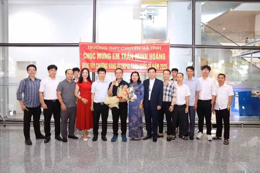 Ngành Giáo dục Hà Tĩnh đón Trần Minh Hoàng tại sân bay khi em vừa trở về từ Kỳ thi IMO tại Australia.