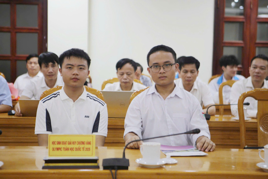Em Võ Trọng Khải (THPT chuyên Phan Bội Châu, Nghệ An) và em Trần Minh Hoàng (THPT chuyên Hà Tĩnh) - 2 học sinh vừa giành HCV IMO 2025. z6872829865919-7f81e279ecfb5d16ac6a7b5b3dc6142b.jpg
