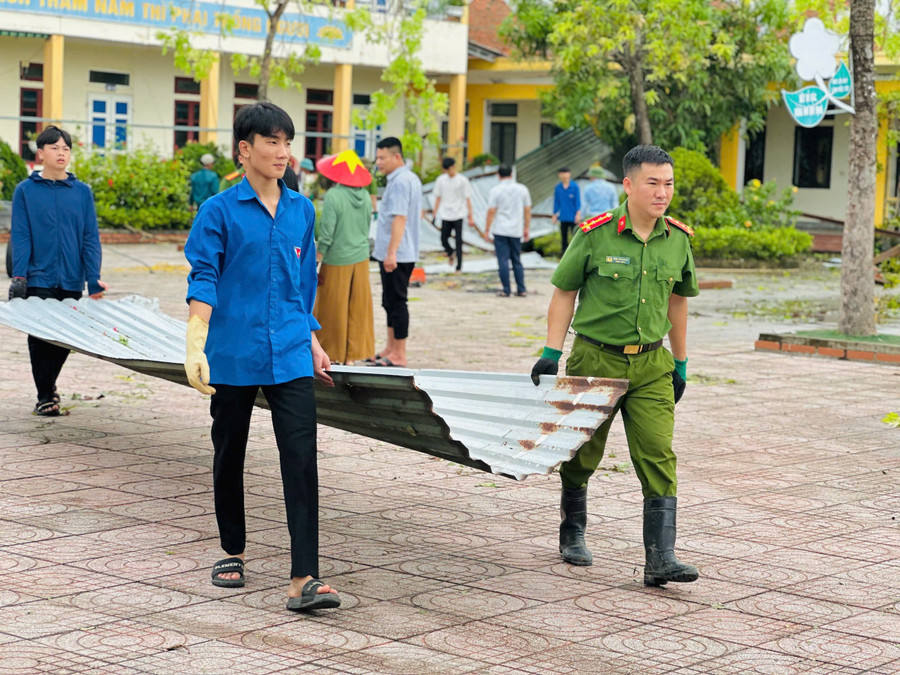Chính quyền xã Thạch Khê huy động lực lượng, phương tiện hỗ trợ các trường học dọn dẹp trường lớp. img-9897.jpg