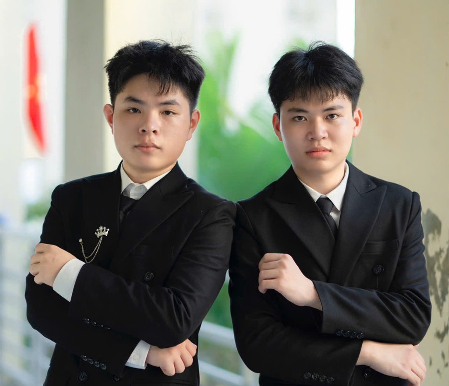 Em Trần Công Nguyên (bên phải) - 1 trong 2 thủ khoa toàn tỉnh khối A00.. z6809814626620-d5fbdeca0b542e15ff637f3bf89fda70.jpg
