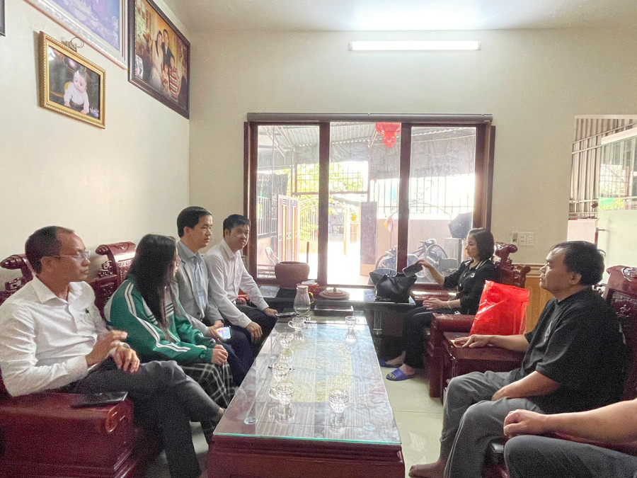 Đại diện Sở GD&amp;ĐT Hà Tĩnh; Báo Giáo dục &amp; Thời đại khu vực Bắc Trung bộ thăm hỏi và động viên gia đình em Thảo Nguyên.