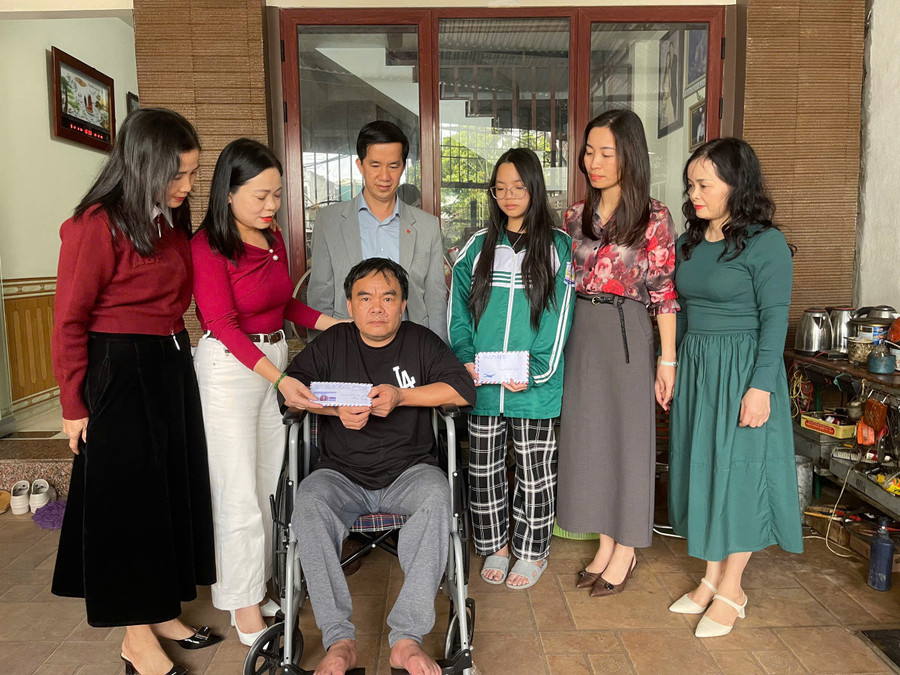 Đại diện Sở GD&amp;ĐT Hà Tĩnh; Báo Giáo dục &amp; Thời đại khu vực Bắc Trung bộ cùng cán bộ, giáo viên, phụ huynh Trường THPT Phan Đình Phùng thăm hỏi và trao quà hỗ trợ gia đình em Thảo Nguyên.