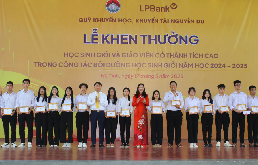Đại diện lãnh đạo tỉnh và Quỹ Khuyến học, khuyến tài Nguyễn du trao thưởng cho các học sinh đạt giải Nhất kỳ thi học sinh giỏi cấp tỉnh. img-6049.jpg