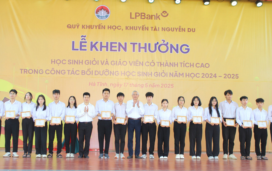 Hà Tĩnh trao thưởng cho hơn 200 giáo viên và học sinh đạt thành tích cao.