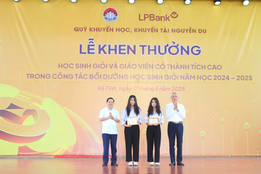 Quỹ Khuyến học, khuyến tài Nguyễn Du trao thưởng cho các học sinh đạt giải Nhất tại Kỳ thi học sinh giỏi Quốc gia. img-6023.jpg