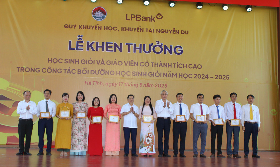Quỹ Khuyến học, khuyến tài Nguyễn Du tuyên dương các giáo viên đạt thành tích cao trong công tác bồi dưỡng học sinh giỏi. img-6054.jpg
