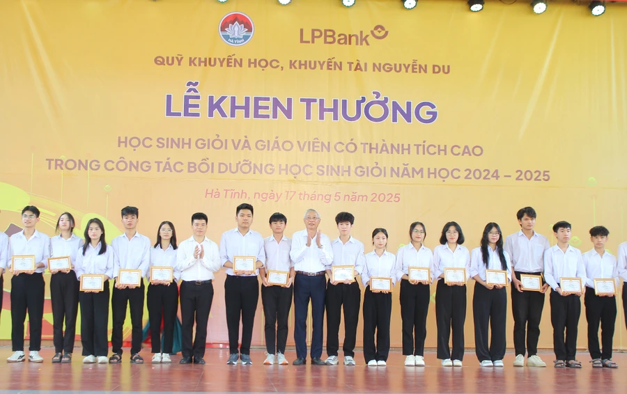 Hà Tĩnh trao thưởng cho hơn 200 giáo viên và học sinh đạt thành tích cao.