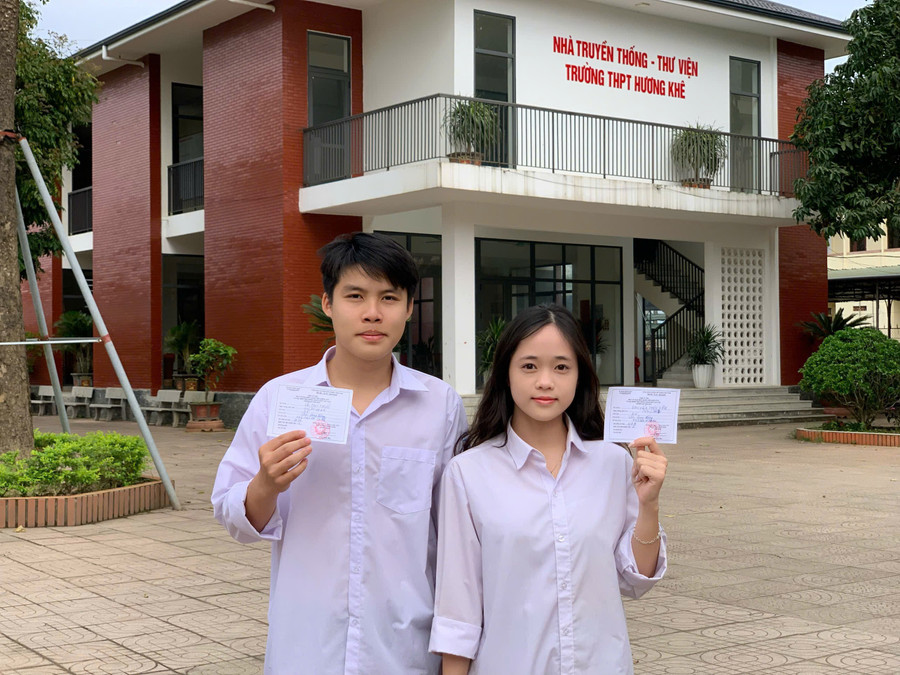 Học sinh Trường THPT Hương Khê (Hương Khê, Hà Tĩnh) háo hức với lá phiếu cử tri đầu đời.