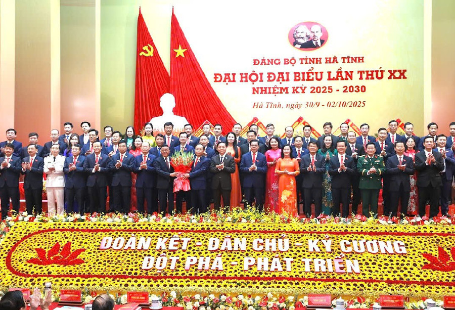 Ông Trần Cẩm Tú - Ủy viên Bộ Chính trị, Thường trực Ban Bí thư tặng hoa chúc mừng Ban chấp hành Đảng bộ Hà Tĩnh nhiệm kỳ 2025-2030. z7069712084406-f93e70ee198cad5da08620192ac9bf70.jpg