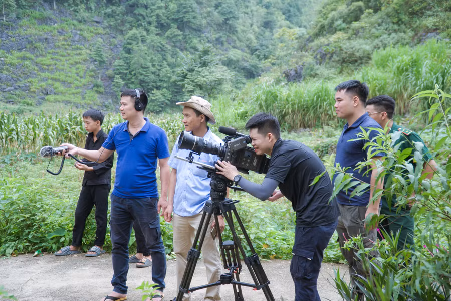 Đạo diễn Vũ Minh Phương (đội mũ) cùng ekip đoàn làm phim tài liệu "Bên cạnh bố". (Ảnh NVCC)