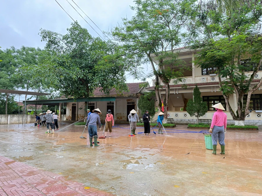 Các trường học huyện Cẩm Xuyên (Hà Tĩnh) khắc phục hậu quả do mưa lũ.