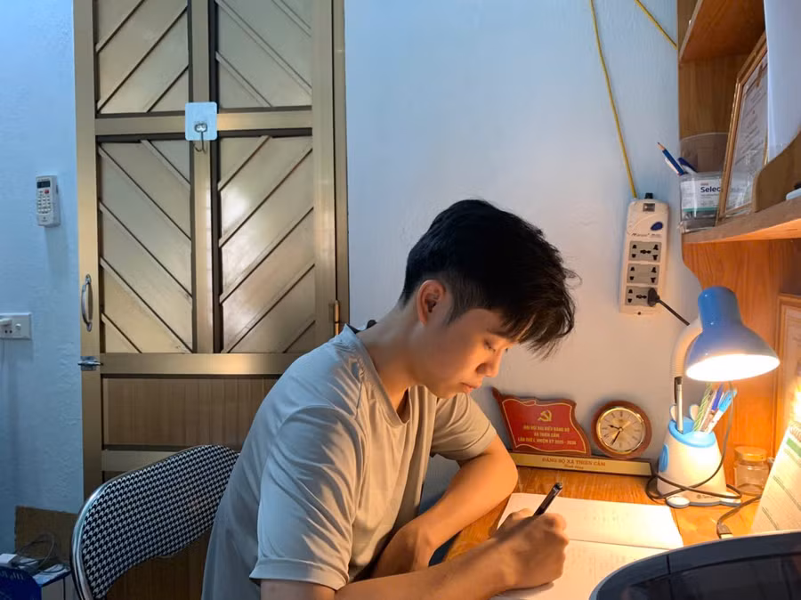 Dù đạt 29 điểm khối A00 nhưng em Vương Thanh Nguyễn (THPT chuyên Hà Tĩnh) vẫn thấp thỏm ước mơ vào đại học.