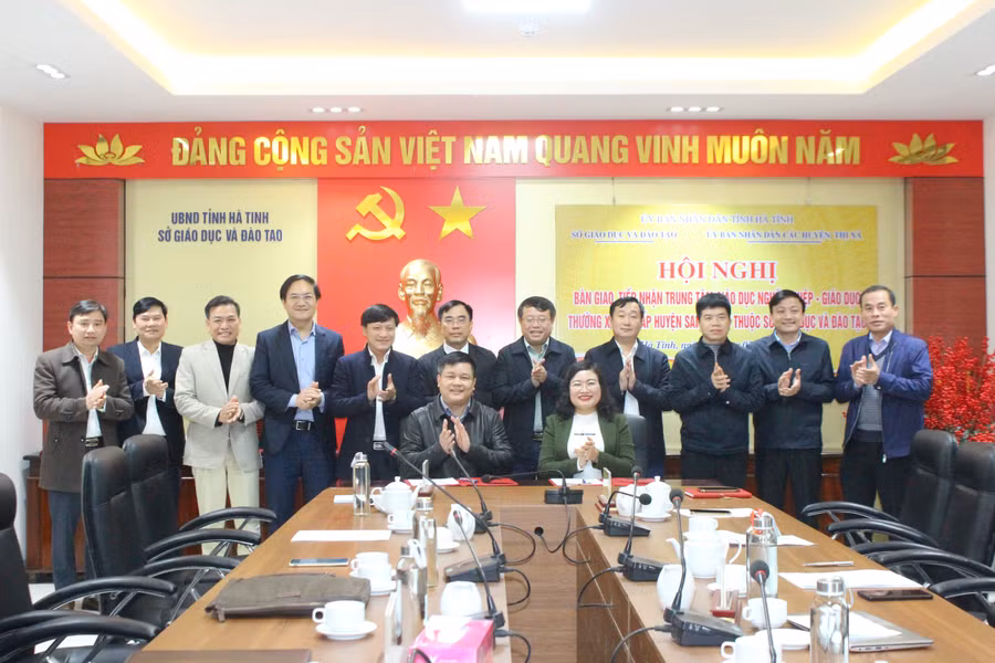 Lễ ký kết bàn giao tiếp nhận Trung tâm GDNN - GDTX các huyện sang trực thuộc Sở GD&ĐT.