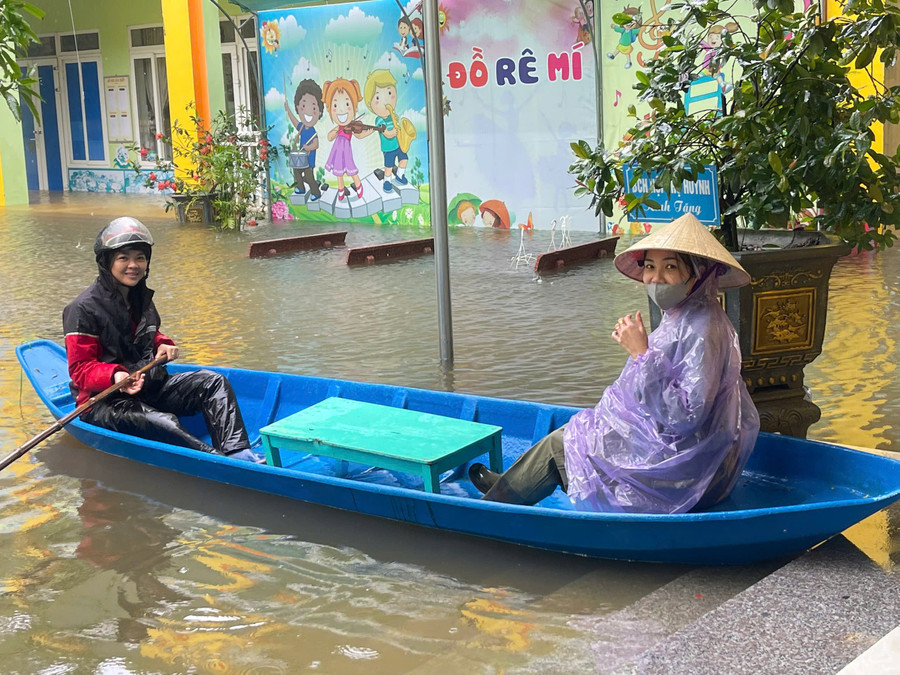 Giáo viên Trường Mầm non Cẩm Vịnh chèo thuyền đến trường.