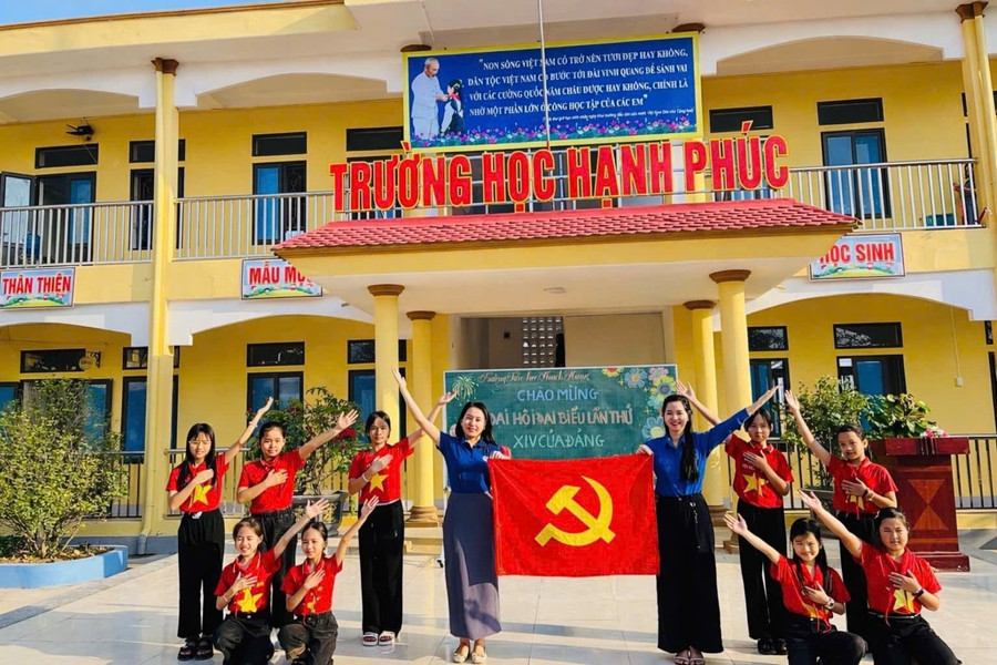 Giáo viên, học sinh Trường Tiểu học Thạch Hưng (phường Thành Sen, Hà Tĩnh).