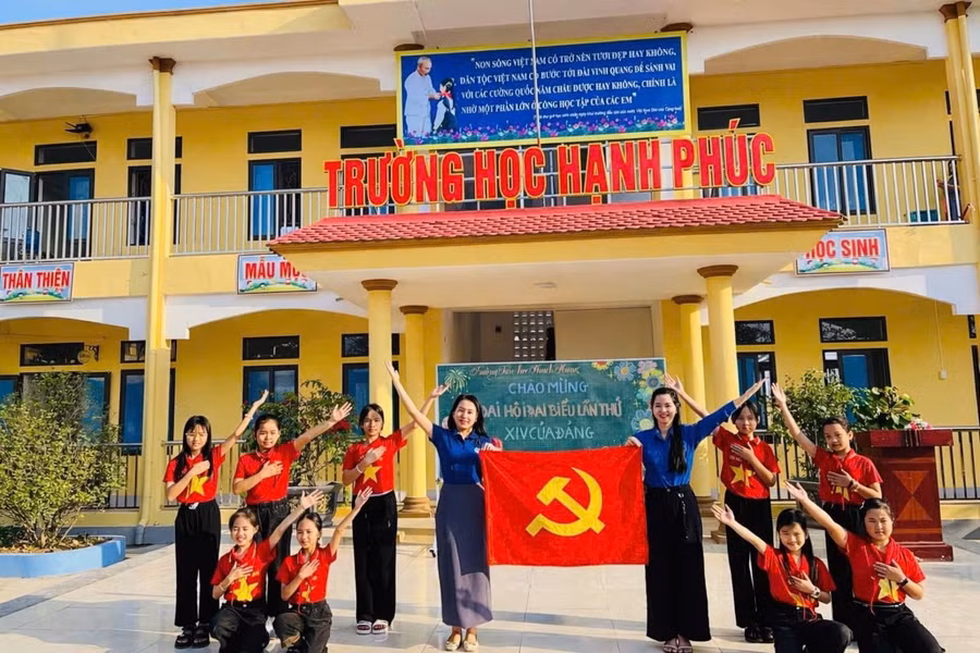 Giáo viên, học sinh Trường Tiểu học Thạch Hưng (phường Thành Sen, Hà Tĩnh).