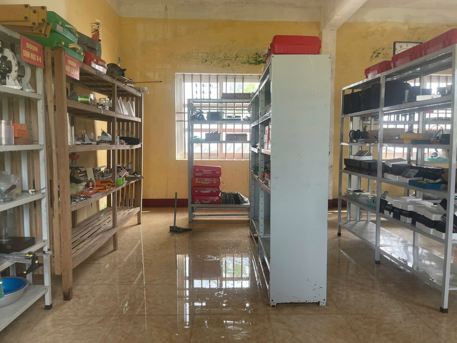 Phòng Công nghệ, phòng thực hành, vẫn bị rò rỉ nước từ trần nhà làm hỏng hóc nhiều thiết bị. z6953288398731-cb109923374d0d4fb10b6bfd801b514d.jpg