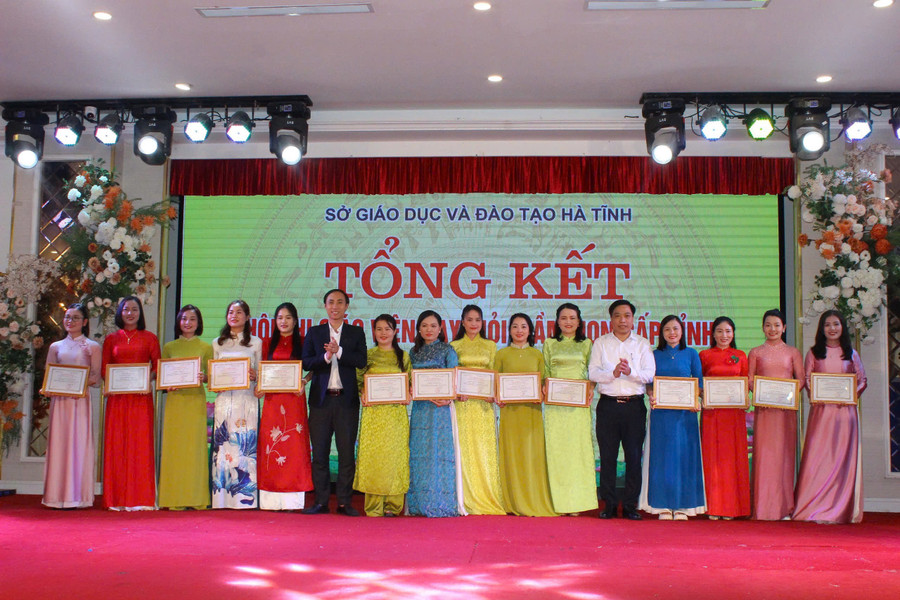 Ngành Giáo dục Hà Tĩnh trao giải cho các giáo viên đạt giải tại hội thi giáo viên giỏi cấp tỉnh năm 2025. z6789742197046-7c9e7a1f657d01bf552c4778662e1ee3.jpg