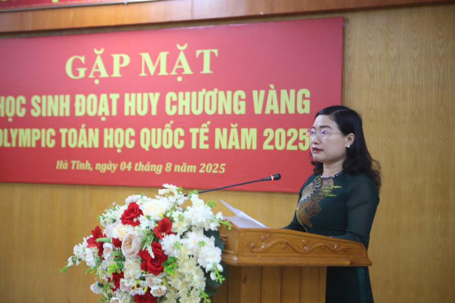 Bà Nguyễn Thị Nguyệt, Giám đốc Sở GD&ĐT báo cáo kết quả Kỳ thi Olympic Toán quốc tế. img-0618.jpg