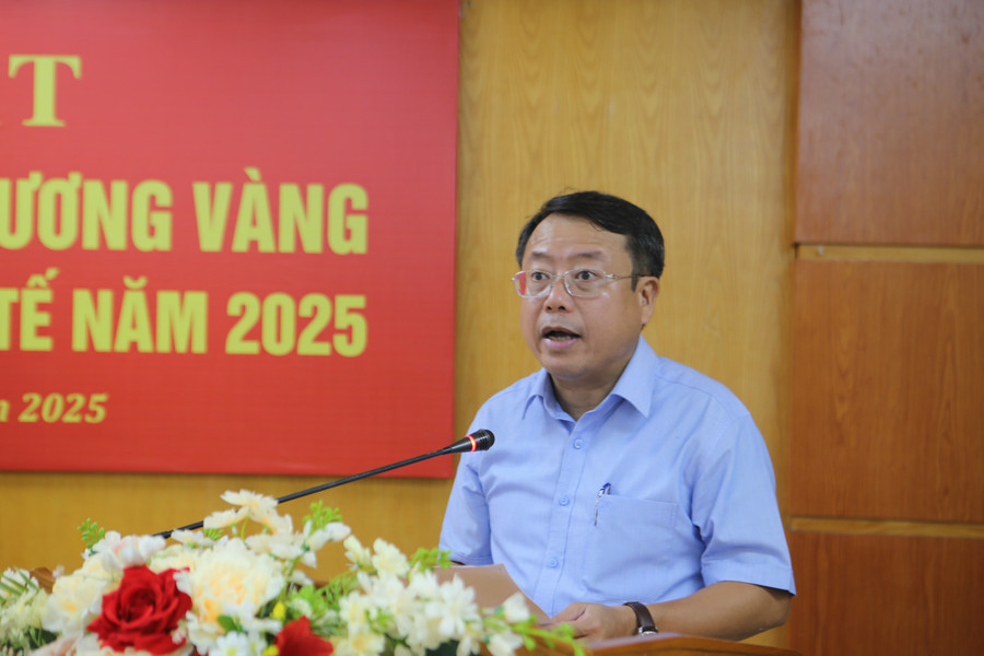 Ông Dương Tất Thắng, Phó Chủ tịch UBND tỉnh Hà Tĩnh ghi nhận và biểu dương thành tích của 2 học sinh đạt HCV quốc tế. img-0678.jpg