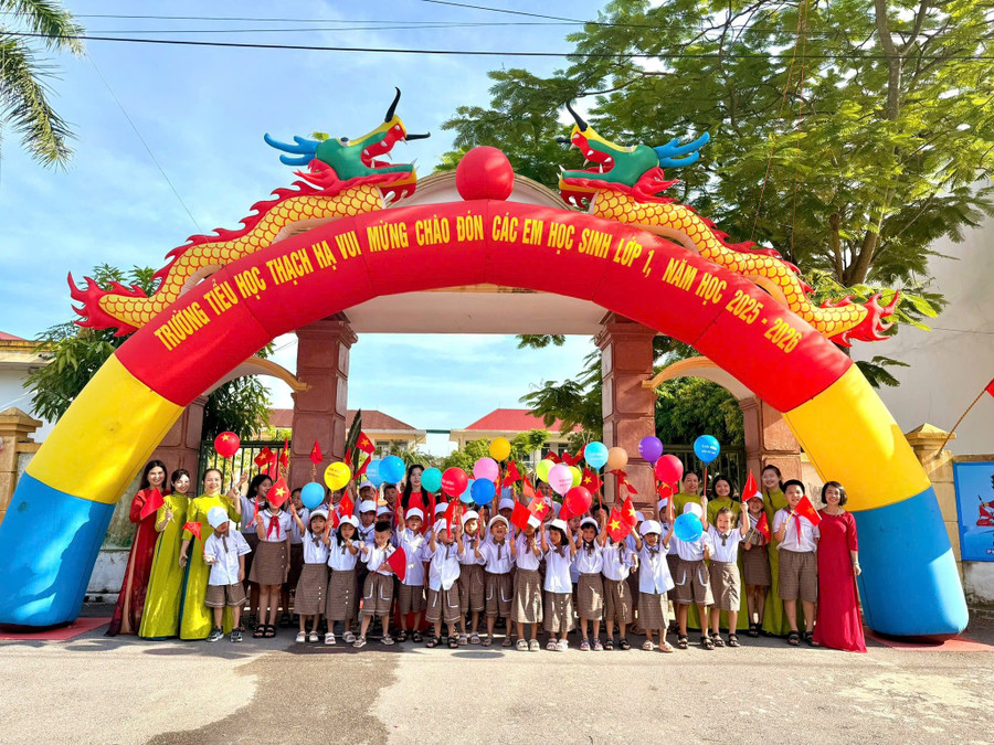 Tại Trường Tiểu học Thạch Hạ (phường Trần Phú), BGH cùng giáo viên đã chuẩn bị chu đáo về cơ sở vật chất, trang trí cờ hoa rực rỡ, tạo nên một không gian vui tươi, thân thiện giúp các em thêm phần tự tin trong ngày đầu đến lớp. 536162702-122202081074095153-4538299302883674525-n.jpg