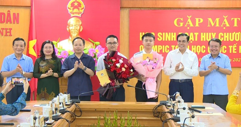 Lãnh đạo tỉnh Hà Tĩnh, Sở GD&ĐT Hà Tĩnh tặng hoa chúc 2 em Trần Minh Hoàng và Võ Trọng Khải.