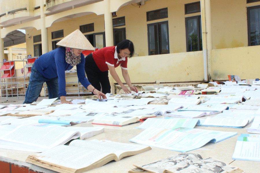 Giáo viên Trường THCS Sơn Lộc (Hà Tĩnh) phơi sách sau bão. img-7330.jpg
