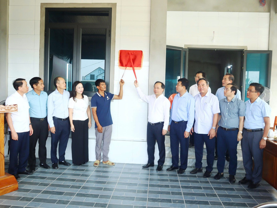Bí thư Tỉnh ủy Hà Tĩnh Nguyễn Duy Lâm dự lễ khánh thành công trình nhà ở thuộc chương trình xóa nhà tạm, nhà dột nát tại huyện Can Lộc. 501506377-4446275155511423-8834571662607644478-n.jpg