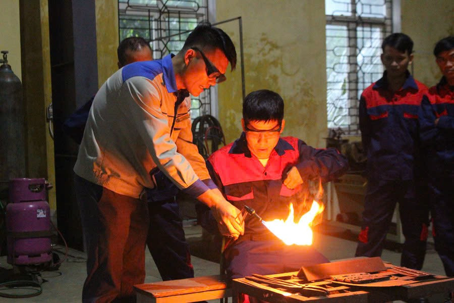 Lớp đào tạo nghề ngắn hạn miễn phí do Quỹ Minh Đức (Công ty FHS) phối hợp với các trường dạy nghề trên địa bàn tổ chức. z6577710743658-ca7062c2d209658fc6588a1c575e7365.jpg