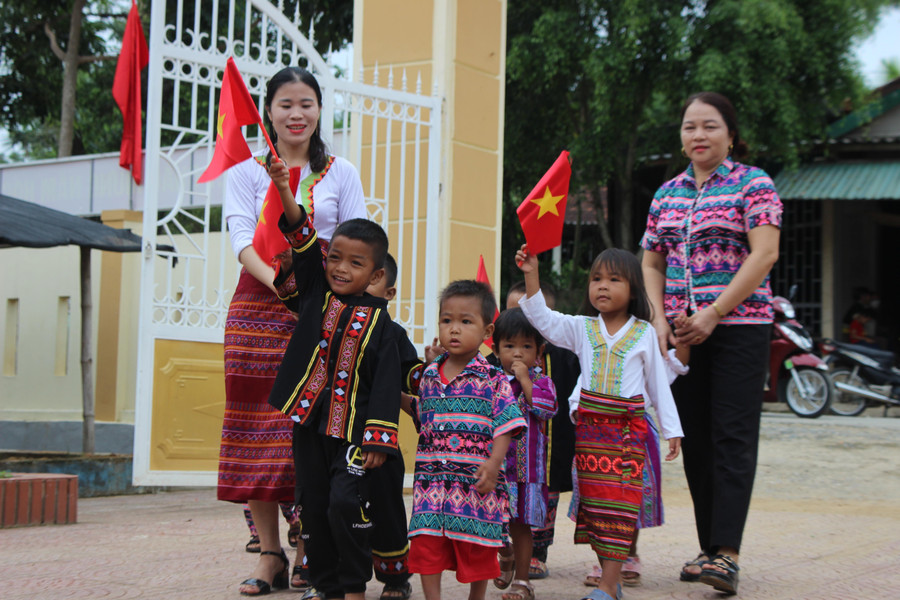 Học sinh người dân tộc Chứt (huyện Hương Khê, Hà Tĩnh) đi khai giảng năm học mới (ảnh tư liệu).