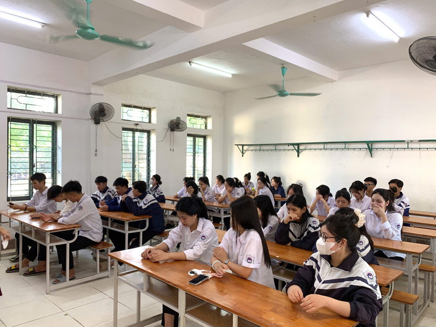 Dưới mái trường thân quen, các em đang bước vào năm học cuối cấp – giai đoạn bản lề trước những kỳ thi quan trọng, mang theo cả áp lực lẫn quyết tâm chinh phục mục tiêu phía trước. z6932303780616-9958a36745480ee8cb5c493bc20f0db5.jpg
