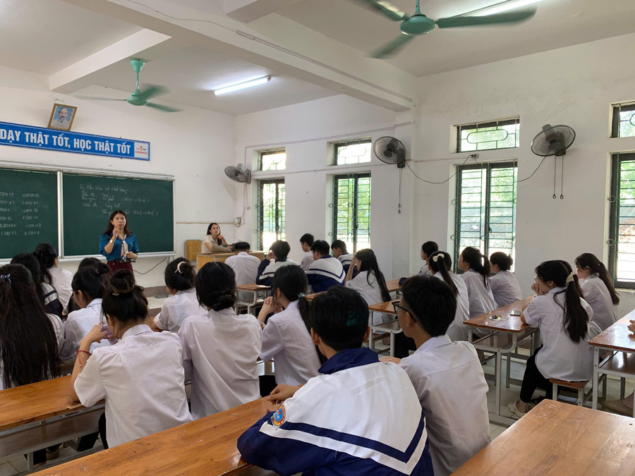 Cũng trong sáng 22/8, hơn 22.700 học sinh lớp 9 và gần 18.000 học sinh lớp 12 tại Hà Tĩnh cũng đã trở lại trường bắt đầu cho năm học mới. z6932303801420-d19414c804bb6b475c5ae6e5a2340db9.jpg