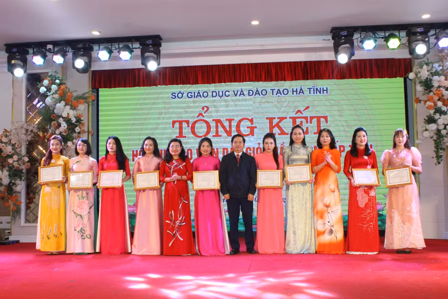 Ban tổ chức trao 10 giải Nhất cho các giáo viên đạt giải tại Hội thi Giáo viên dạy giỏi mầm non cấp tỉnh 2025.