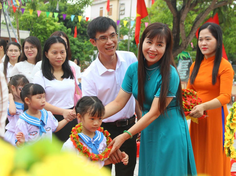 Cô trò TP Hà Tĩnh hân hoan trong ngày tựu trường năm học mới.