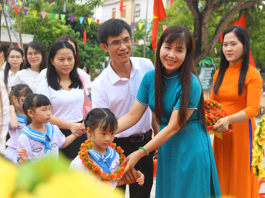 Cô trò TP Hà Tĩnh hân hoan trong ngày tựu trường năm học mới.