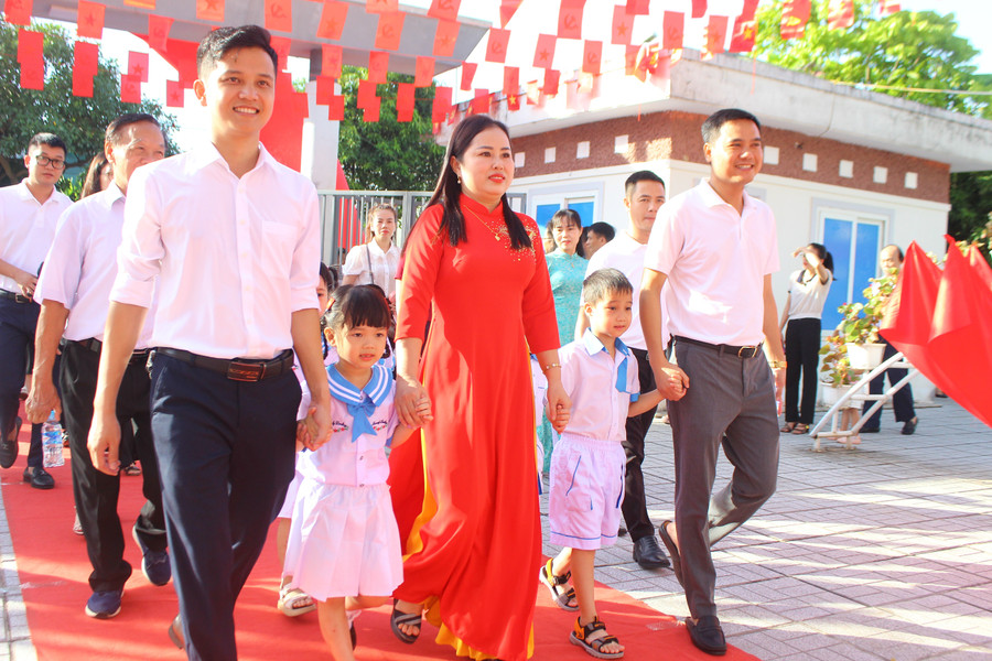 Trong sáng nay, nhiều phụ huynh đã tranh thủ thời gian cùng con dự lễ tựu trường trong sự háo hức, phấn khởi. img-6784.jpg