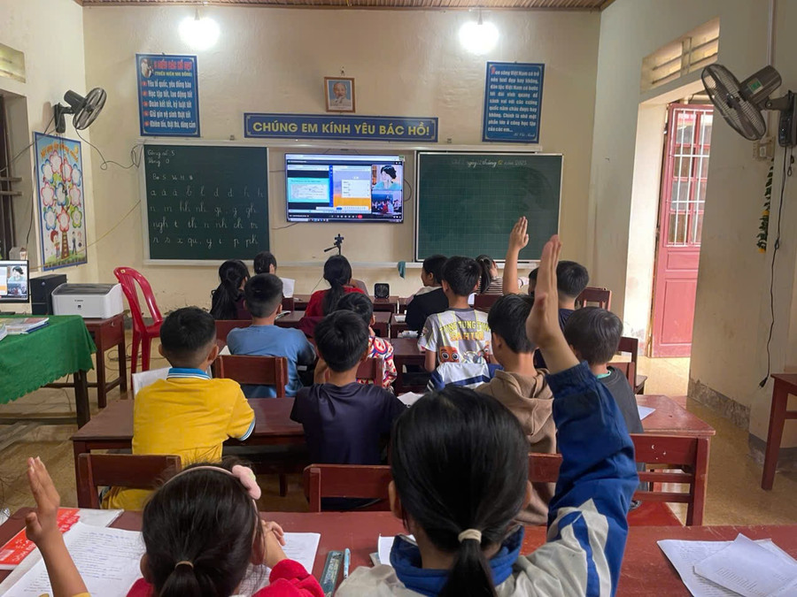 Lớp học Tiếng Anh trực tuyến tại Điểm trường Phú Lâm (Trường Tiểu học Phú Gia, Hà Tĩnh).
