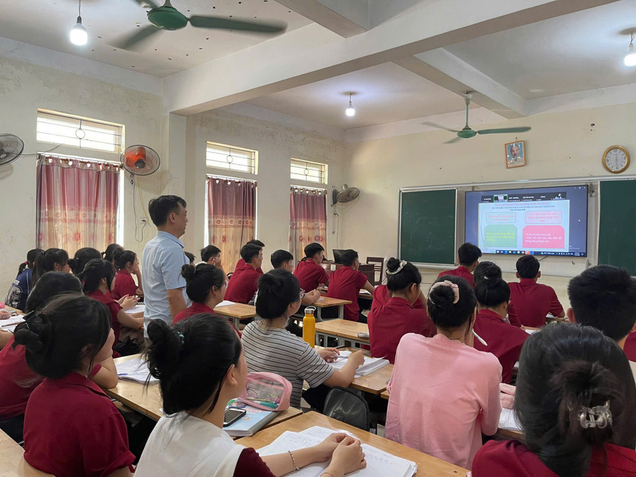 Giáo viên và học sinh Trường THPT Kỳ Anh theo dõi ôn tập trực tuyến tại trường. z6714380929503-9306616a1a861863d245006a192882ac.jpg