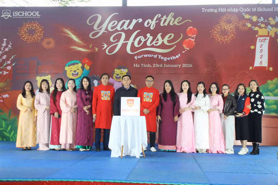 Giáo viên Trường Hội nhập quốc tế iSchool Hà Tĩnh chung tay quyên góp hỗ trợ học sinh nghèo đón Tết.