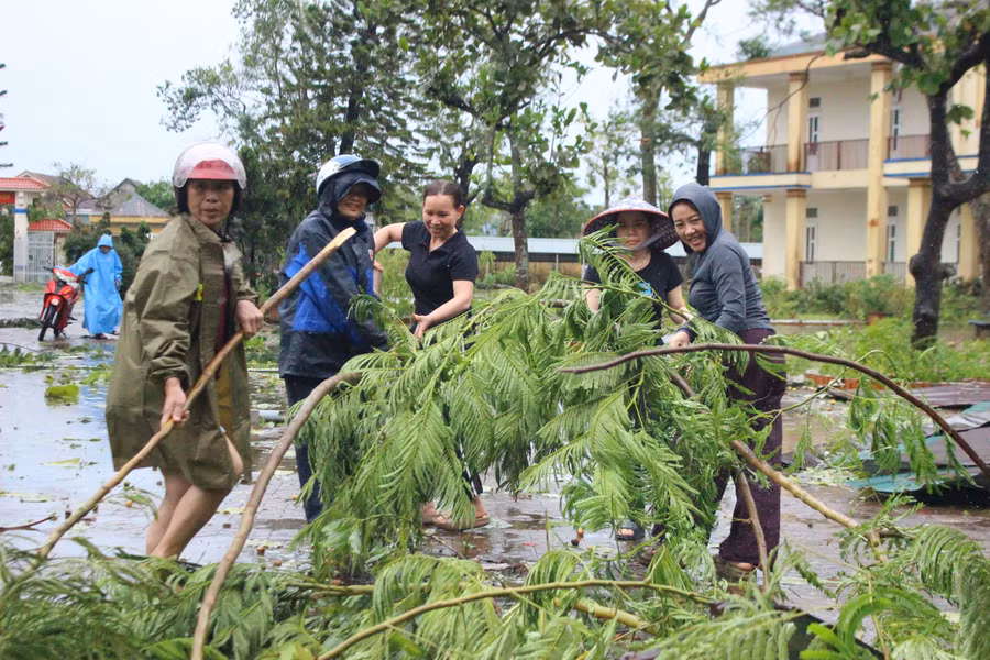 Giáo viên ở Hà Tĩnh dọn dẹp trường lớp sau bão Kajiki.