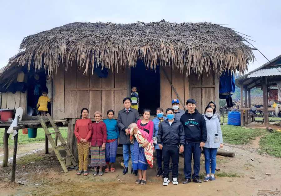 Thầy Đỗ Đức Thuần trao tiền hỗ trợ cho gia đình có cháu bé bị bệnh u não tại làng Ho (huyện Lệ Thủy, tỉnh Quảng Bình).