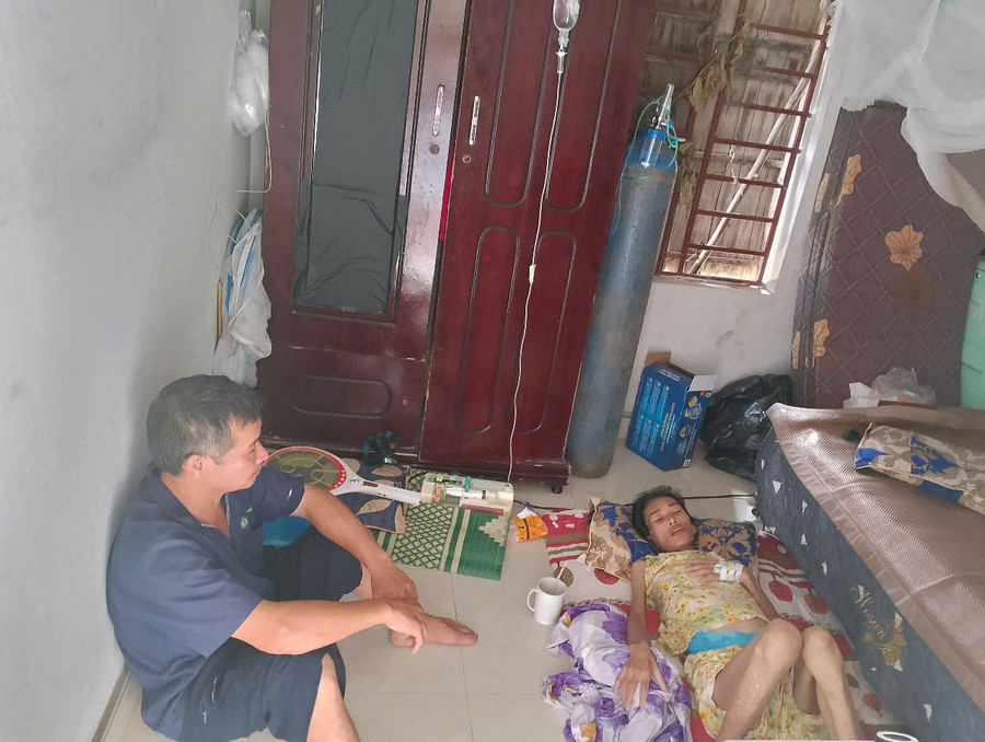Anh Nguyễn Văn Thanh (53 tuổi) bất lực nhìn vợ ngày càng tiều tụy. z6766410259580-279aab9fc0f33b37478b1506a88f5bb6.jpg