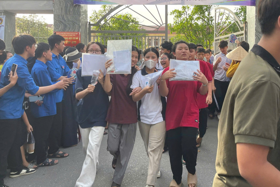 Thí sinh rời khỏi hội đồng thi sau khi hoàn thành môn Ngữ văn. z6668067764849-fe5d3ca787dc84ca1683807c328afb72.jpg
