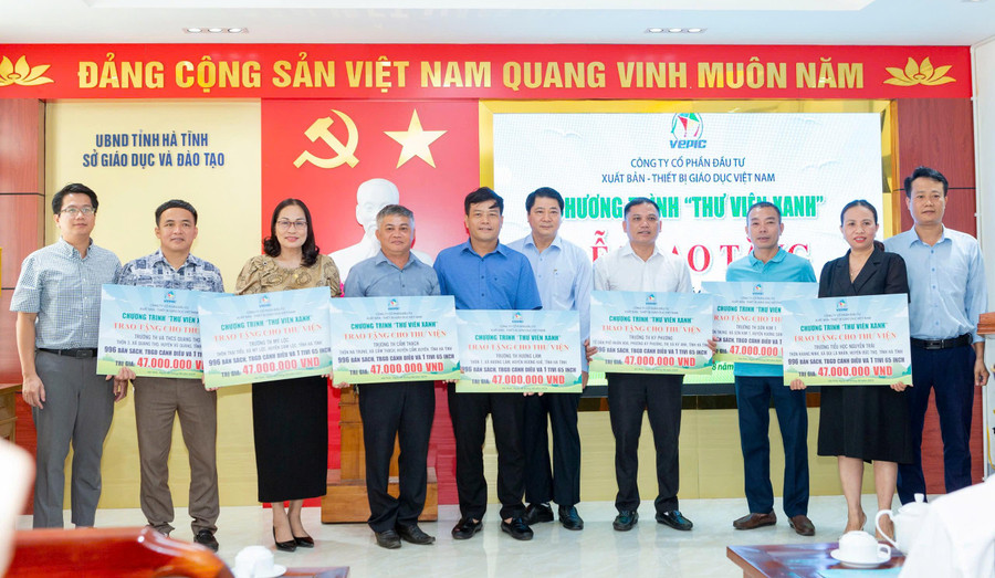 Đại diện 8 trường tiểu học trên địa bàn Hà Tĩnh tiếp nhận quà hỗ trợ của nhà xuất bản.