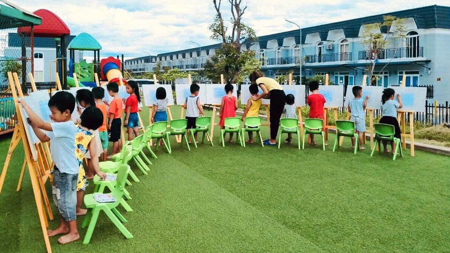Trường mầm non hiện đại phục vụ cho con em cán bộ, công nhân viên tạo điều kiện tối đa để người lao động yên tâm công tác. z6577359778875-4563fc8b2026286befa28061f941dbbf.jpg