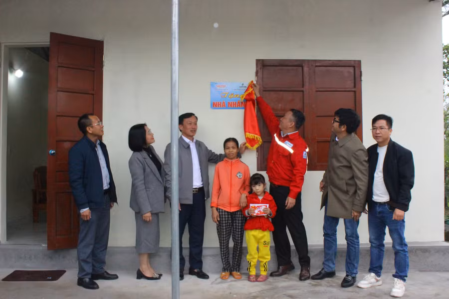 Báo Giáo dục và Thời đại trao 2 mái ấm trước thềm Xuân mới.