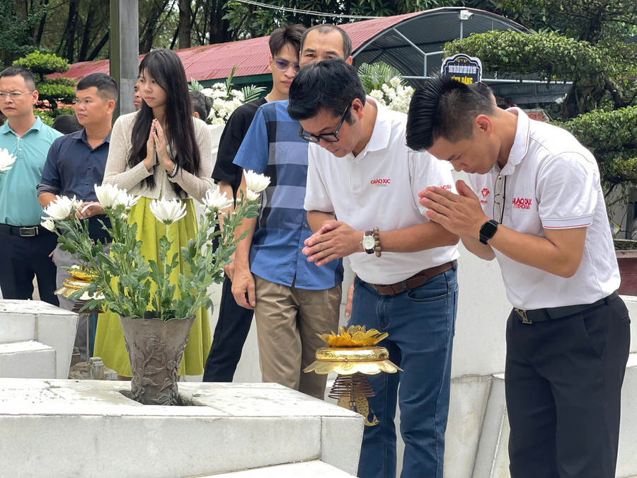 Các thành viên trong đoàn dâng hương tưởng niệm các Anh hùng liệt sĩ. z6839153169233-7b7ed0979011ea253f4c8e184ada473e.jpg