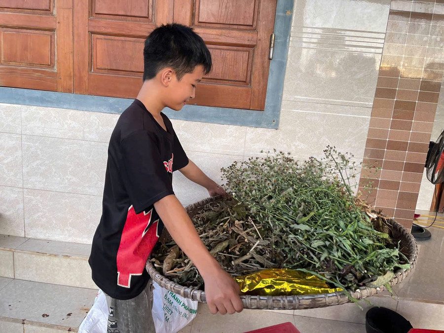 Từ ngày mẹ đau ốm, 2 anh em Quân và Hiếu luôn tự bảo nhau vừa phụ việc nhà và học tập thật tốt. z6784520906360-d716bbb03dc17098c429d00a01f0c3df.jpg